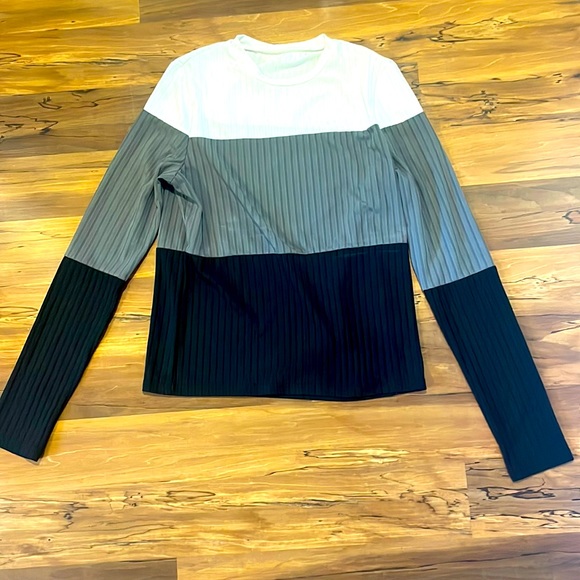 Long sleeve shirt, fitted, not super long - Picture 1 of 1